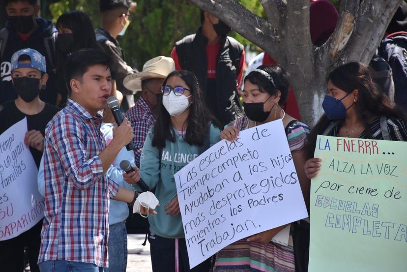 Estudiantes de Atlixco e Izúcar exigen escuelas de tiempo completo