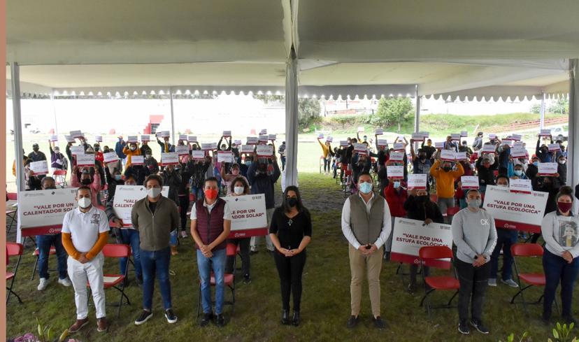 Entregan en Texmelucan estufas y calentadores a familias vulnerables