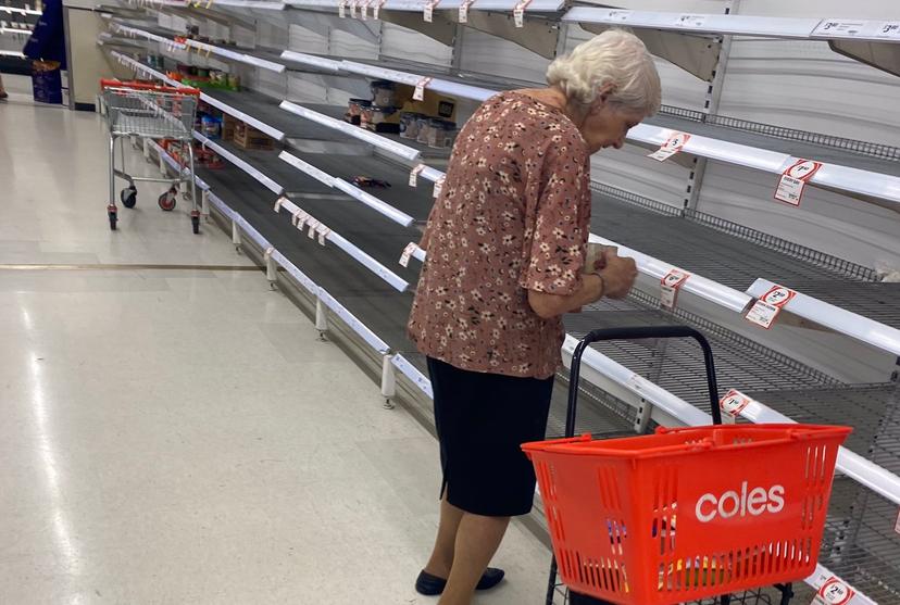 Se hace viral abuelita llorando en el supermercado porque ya no había nada