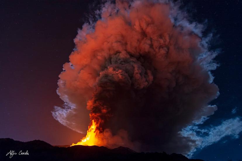 VIDEO Sorprendente erupción del Etna durante la noche del lunes