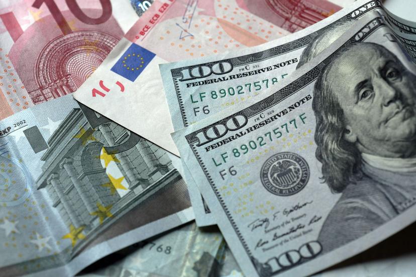 Cae el euro por debajo del dólar por primera vez desde 2002