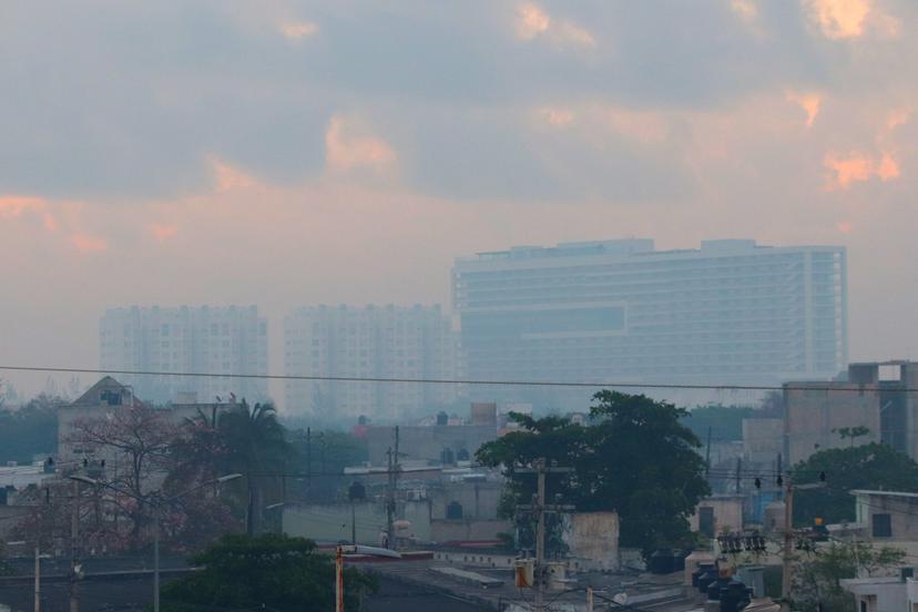 Cancún y Playa del Carmen amanecen cubiertos de humo por incendio