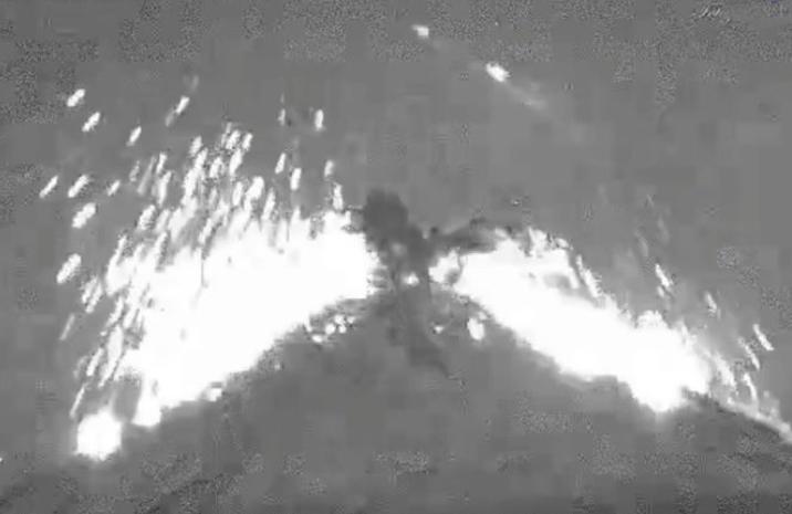 VIDEO Registran otra explosión de madrugada en el Popocatépetl