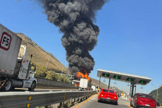 Explosión de Pipa de Pemex Causa Cierre Temporal en la Autopista Chamapa-Lechería