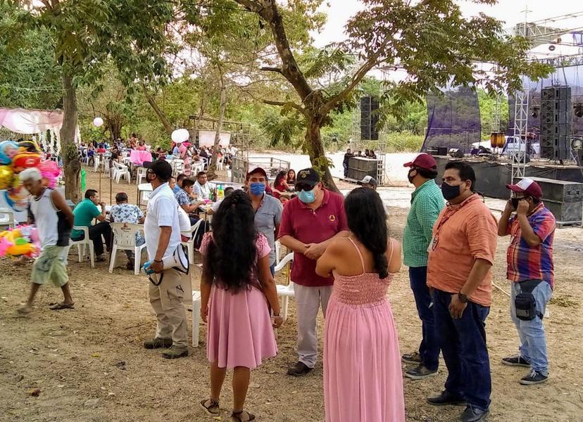 Siguen de necios y policía les suspende boda y XV años con 600 invitados