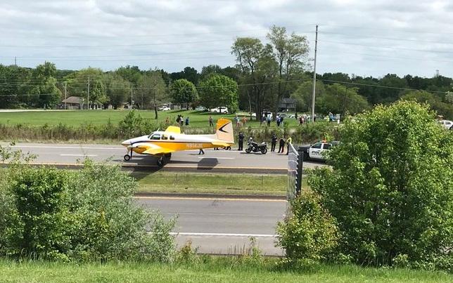 VIDEO Avioneta hace sorprendente aterrizaje forzoso a media autopista