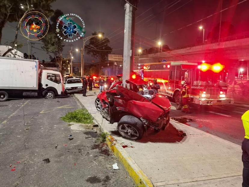 VIDEO Se destroza un Camaro en Tlalpan al chocar con cámara del C5