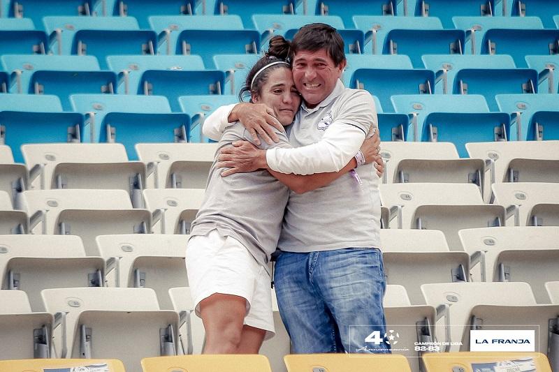 Directora del Puebla femenil celebra con su papá primera victoria de su carrera