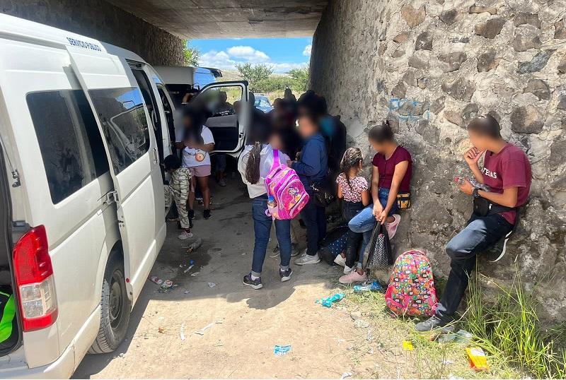 Aseguran a 125 migrantes en caravana por la Cuacnopalan-Oaxaca