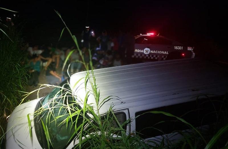 Camioneta se descarrila con 27 migrantes extranjeros en Veracruz