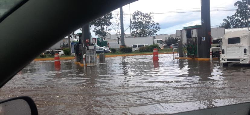 Inundaciones y caída de árboles, deja la lluvia de este martes