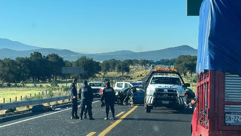 Por choque de autos cierran paso en autopista Tlaxco-Tejocotal