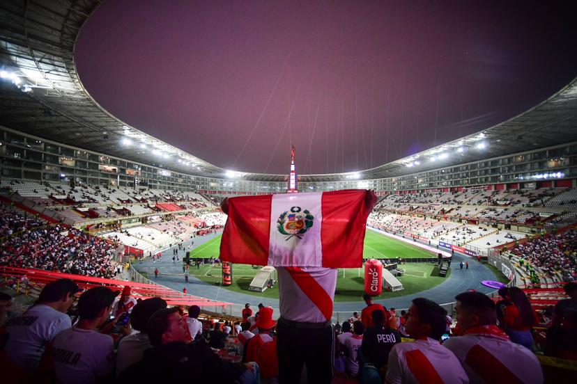 VIDEO Arremete portero de Perú contra sus aficionados