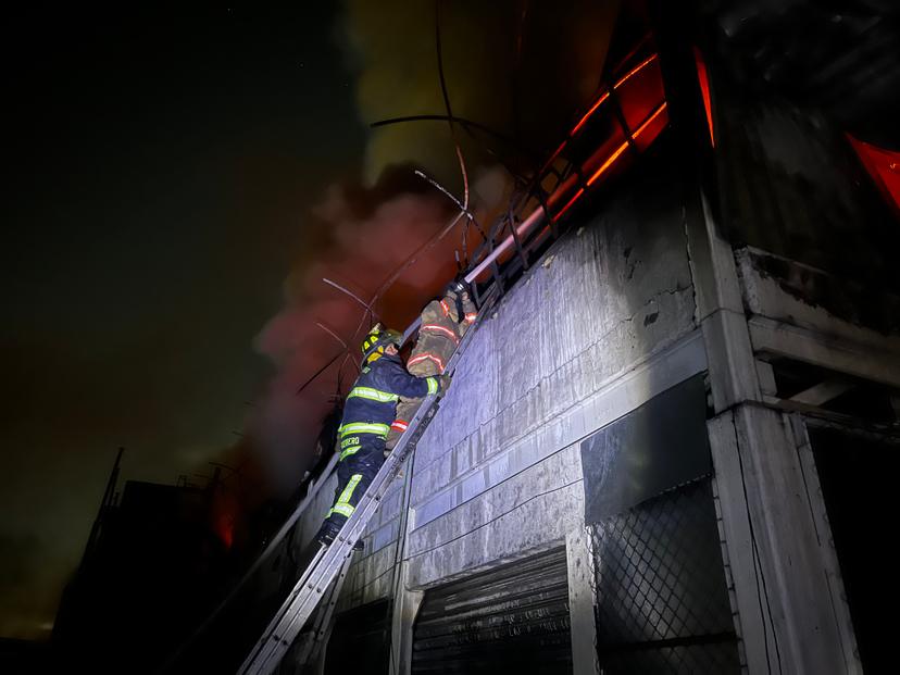 Queda extinguido incendio en Plaza Oasis de la CDMX