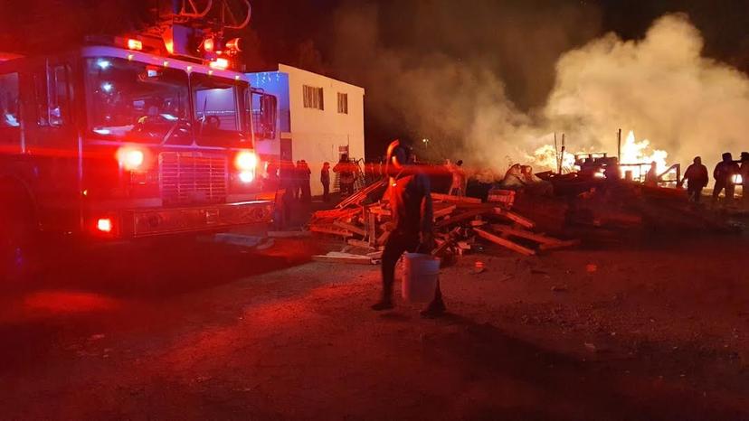 Fuerte incendio en fábrica de tarimas alerta a vecinos de Chachapa