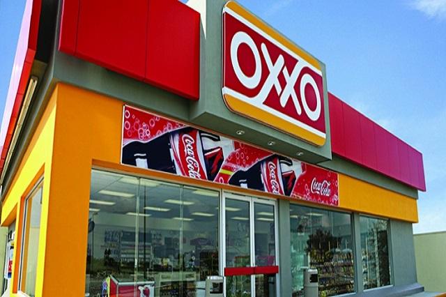 Fingen estar armados y roban el primer Oxxo del año en La Calera