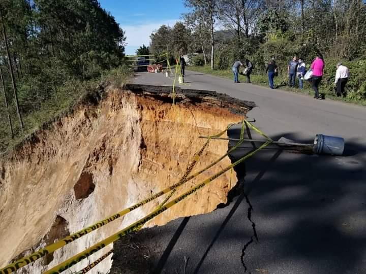 Falla geológica provoca enorme socavón en carretera de Teziutlán