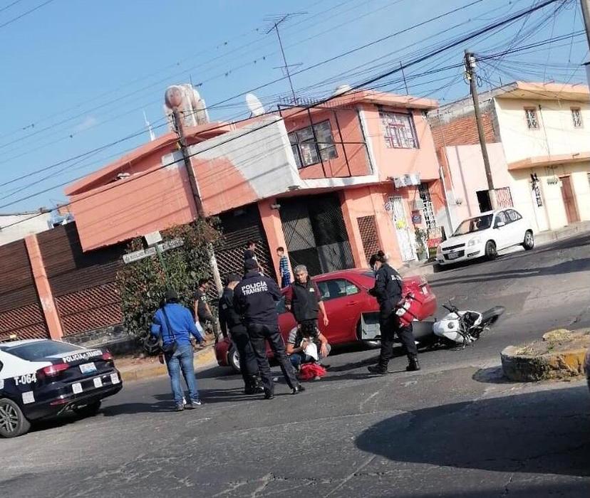 Por exceso de velocidad se lesiona familia atlixquense en motocicleta