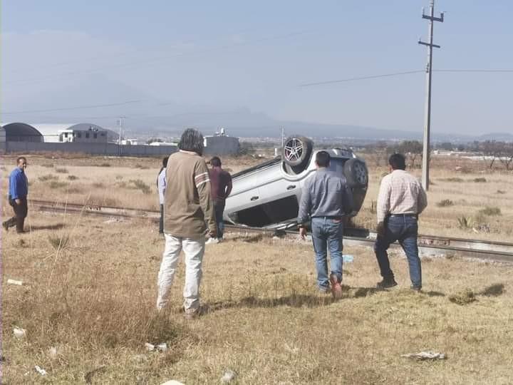 Vuelca familia en Acajete mientras viajaba por la Amozoc-Nautla 