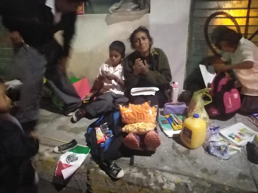 Atlixquenses ayudan a familia que vive en la calle