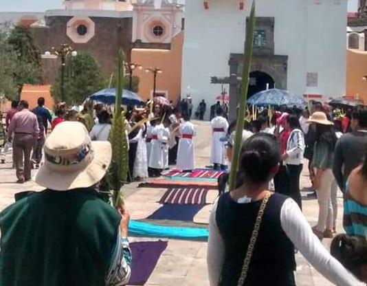 Cubren calles con rebozos para recibir a Jesús