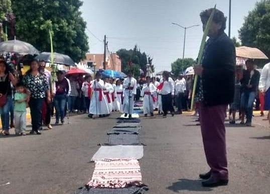 Cubren calles con rebozos para recibir a Jesús