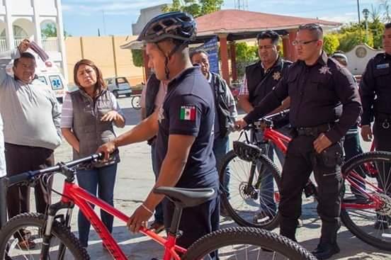 Por no tener gasolina, policías van en bicicleta en Chilac