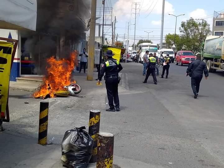 Hombre enfurece con policía, arroja su motocicleta y se incendia en Puebla