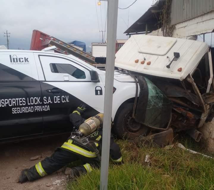 Impacta camioneta de valores contra construcción en Zacatlán 