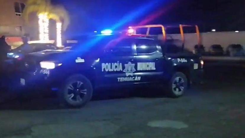 Sujeto dispara al aire afuera de un antro en Tehuacán