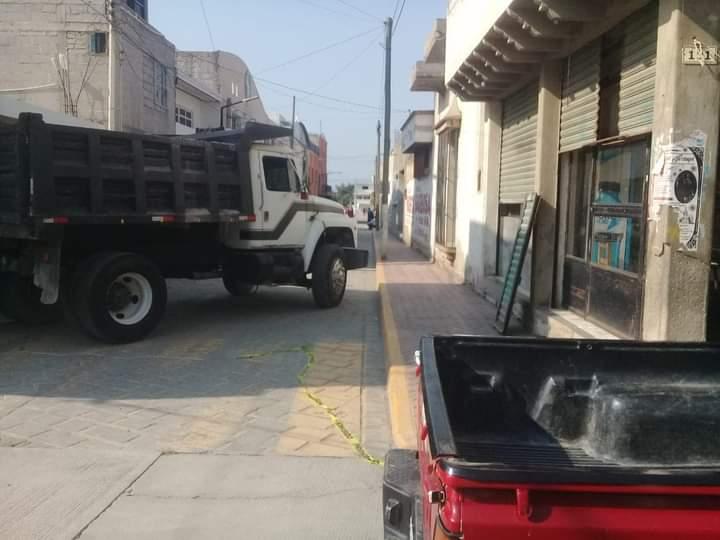 Bloquean calles de Ajalpan; exigen obras para la Sierra Negra