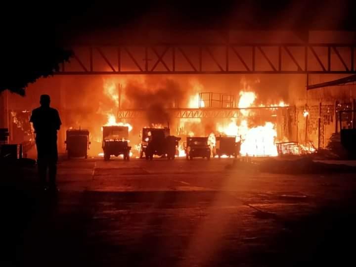 Se incendia bodega de materiales en Tehuacán