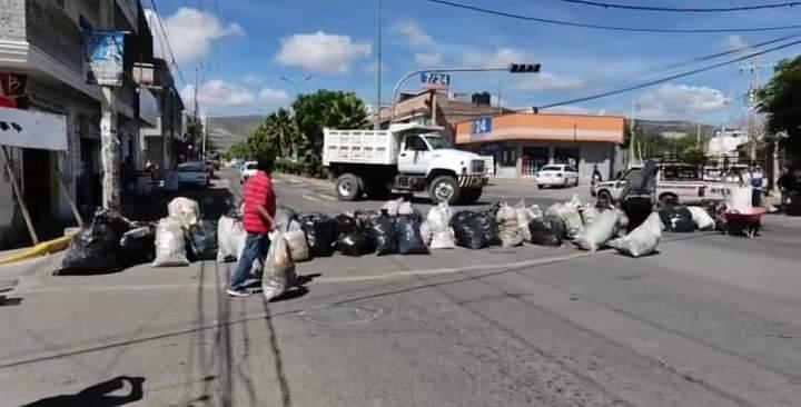 Habitantes de Coapan bloquean calles con basura a manera de protesta