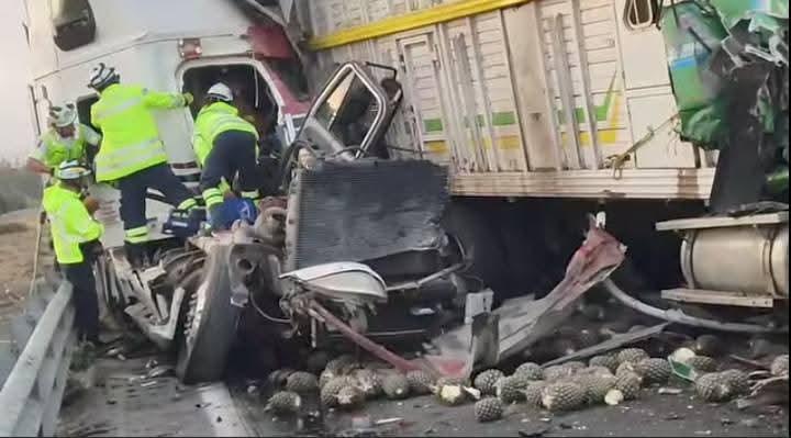 Un muerto, un prensado y rapiña deja accidente sobre la Puebla-Orizaba