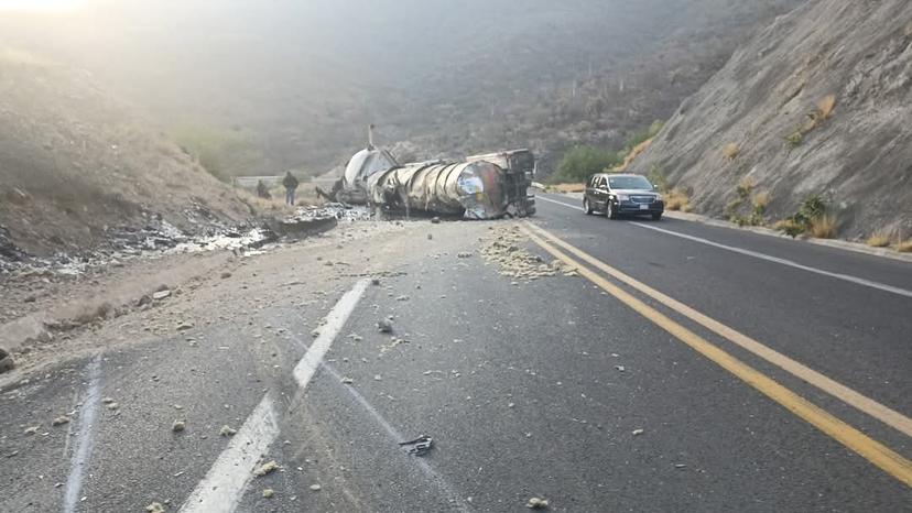 Volcadura en la Cuacnopalan-Oaxaca mantiene cerrada autopista 