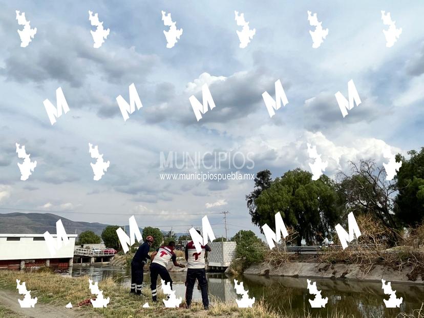 VIDEO Cae vehículo al canal de Valsequillo