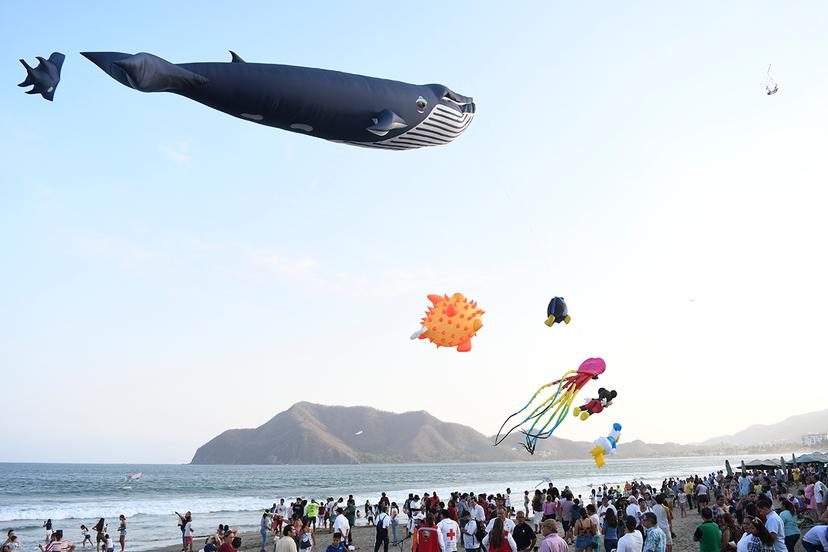 Disfruta del mar, música y juegos inflables, en el Festival del Papalote