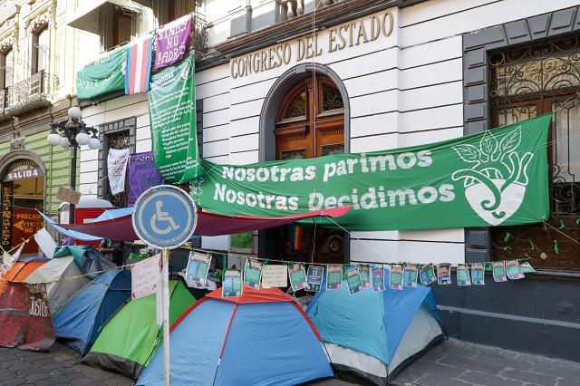 Con pintas exigen feministas la legalización del aborto en Puebla