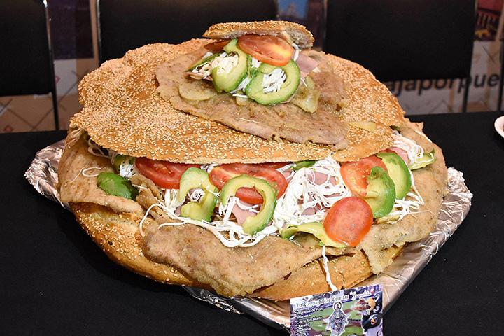 Olvídate de la dieta y deleitate en la Feria de la Cemita