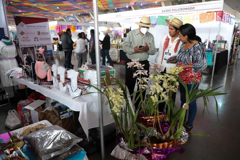 Apoya SEDIF a productores y artesanos con módulos en Feria de Puebla 2022