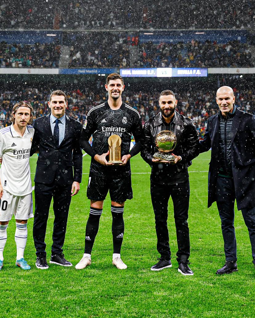 VIDEO Karim Benzema muestra trofeo a fanáticos del Real Madrid