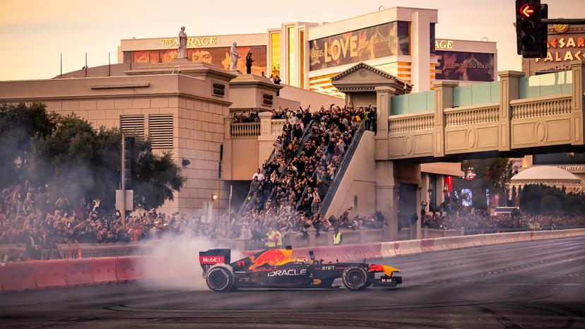 VIDEO Viejo sabroso, le gritan al Checo Pérez en Las Vegas