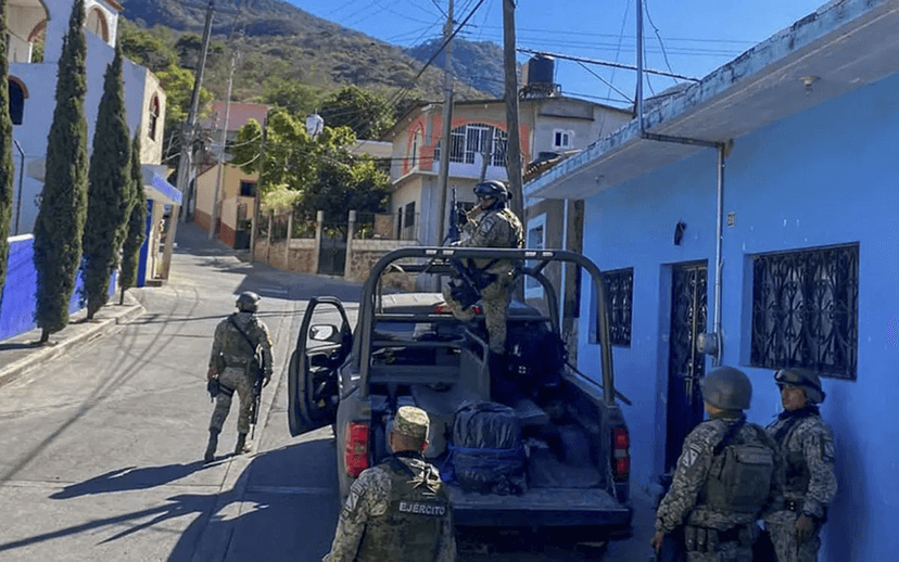 Comando armado se lleva a nueve personas