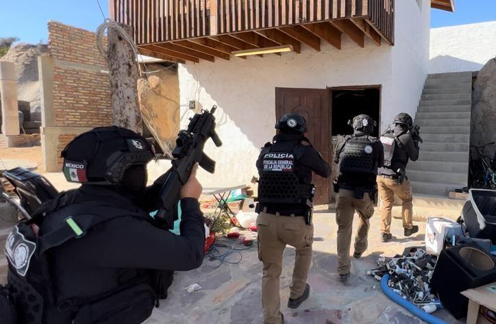 Caen 7 con 60 kilos de meta, armas y cartuchos en Tecate