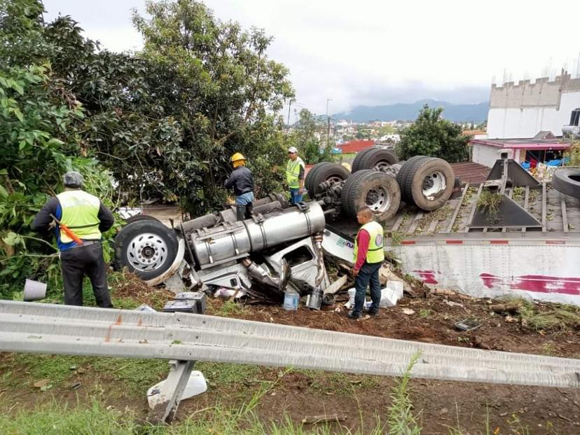 Vuelca tráiler y cae sobre una vivienda