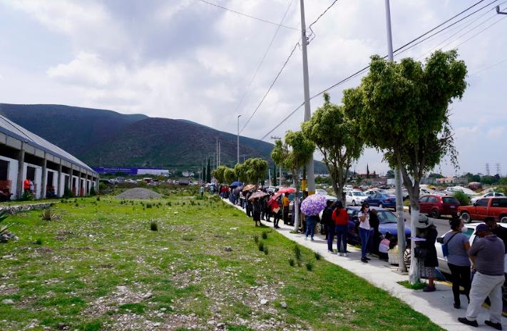 Largas filas genera llegada tardía de la vacuna covid a Tecamachalco