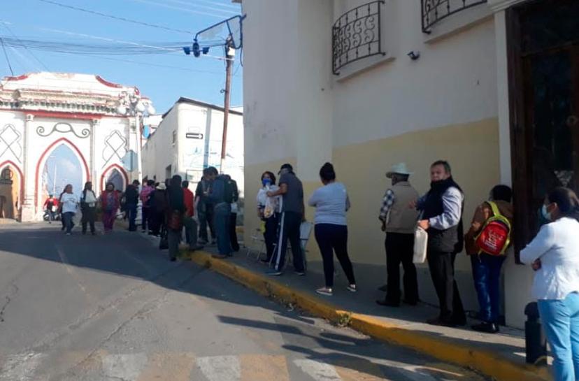 Registran filas grandísimas para vacunarse contra COVID en Atlixco