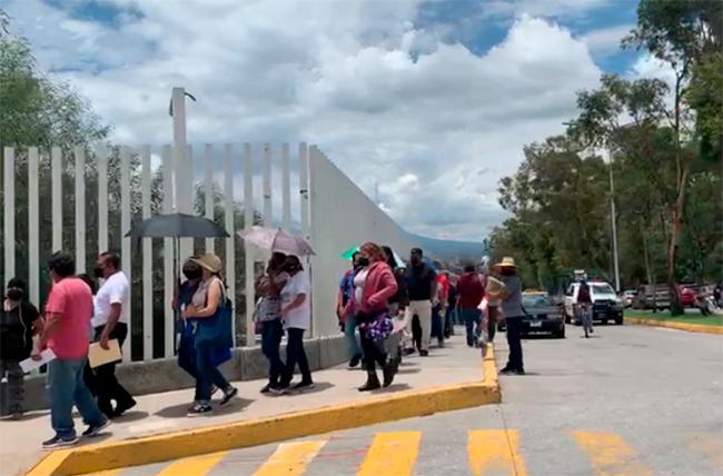 Largas filas y desabasto en primer día de vacunación de 40 y más en Puebla