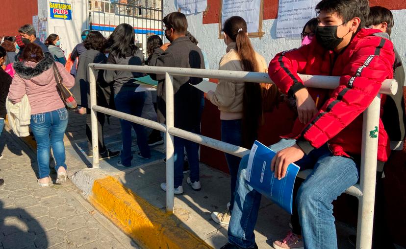 Se registran grandes filas en Atlixco para recibir refuerzo anti covid