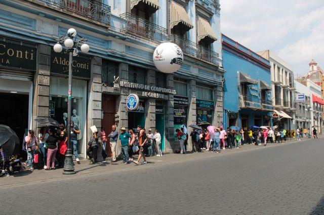 Filas de hasta 4 horas en Banco del Bienestar por pago de pensiones en Puebla